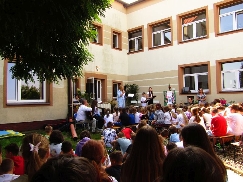 Czytelnicze spotkanie w ogrodzie